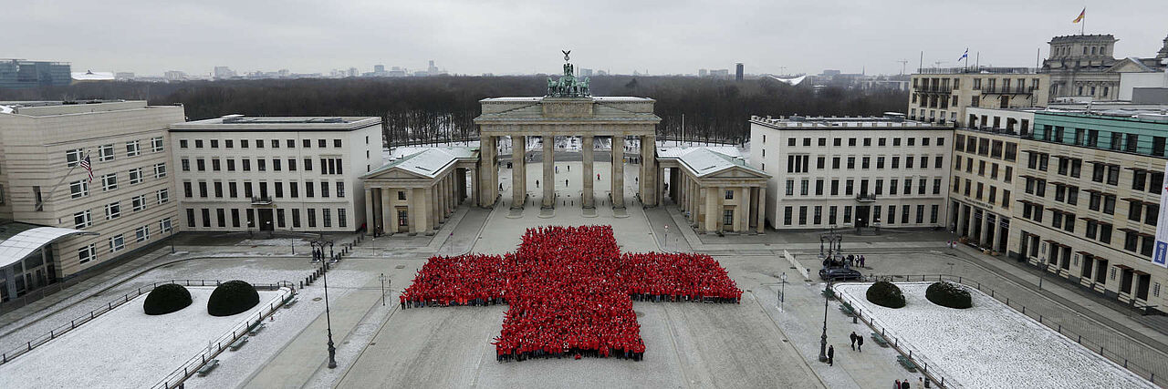 Jubiläum 150 Jahre DRK: Rotes Kreuz vor dem Brandenburger Tor i