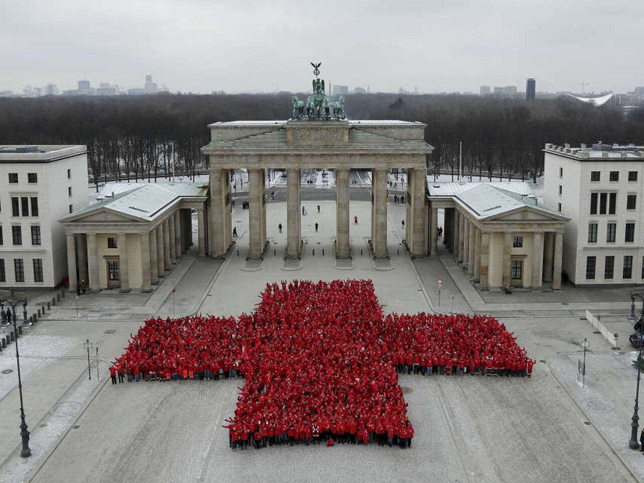 Jubiläum 150 Jahre DRK: Rotes Kreuz vor dem Brandenburger Tor i